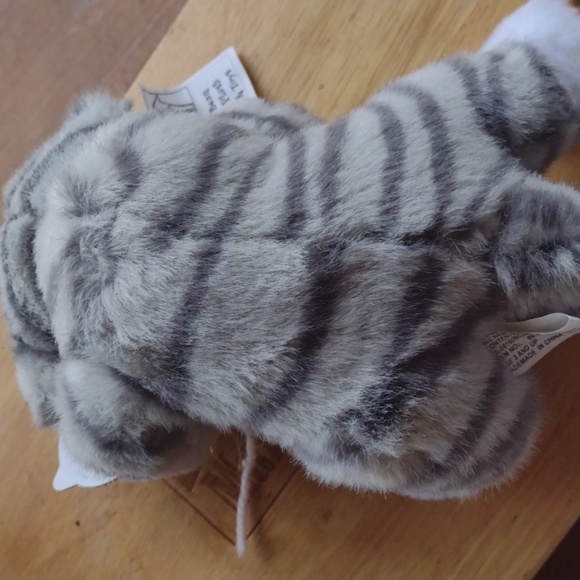 Free-Cat Plush Toy with Pink Yarn - Picture 2 of 3